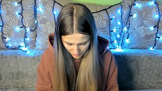 Snapshot of MaggieCake chatting on December 26, 2024, 12:57 am MaggieCake online show from December 26, 2024, 12:57 am