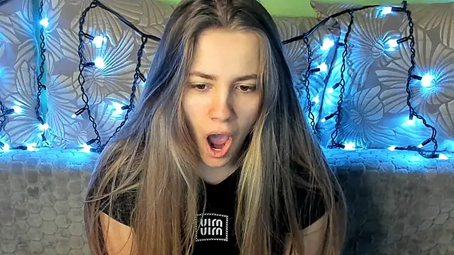 Snapshot of MaggieCake chatting on February 23, 2025, 5:12 am MaggieCake online show from February 23, 2025, 5:12 am