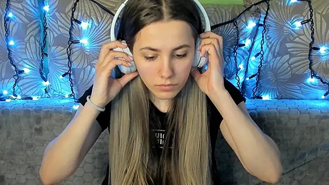 Snapshot of MaggieCake chatting on February 24, 2025, 8:27 am MaggieCake online show from February 24, 2025, 8:27 am