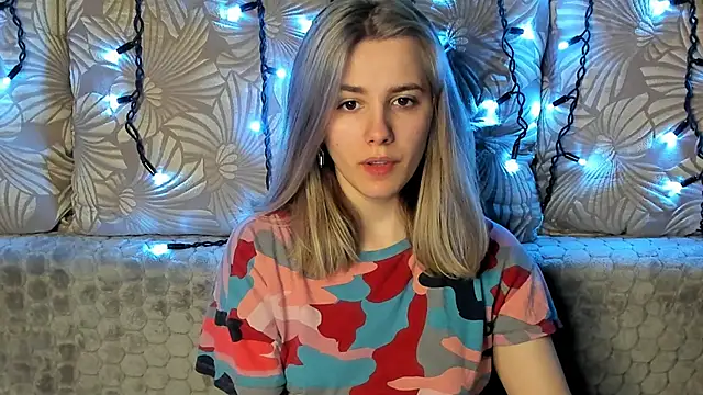 Snapshot of MaggieCake chatting on March 8, 2025, 4:12 am MaggieCake online show from March 8, 2025, 4:12 am