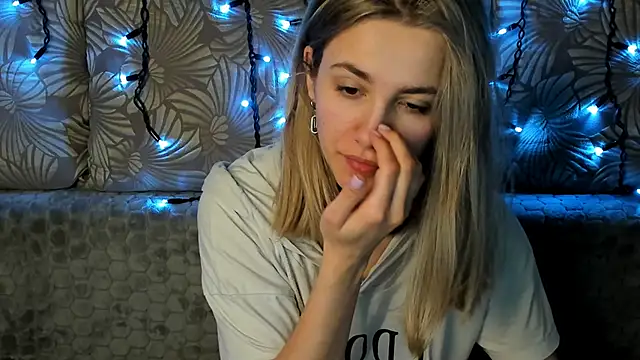 Snapshot of MaggieCake chatting on March 9, 2025, 5:22 am MaggieCake online show from March 9, 2025, 5:22 am