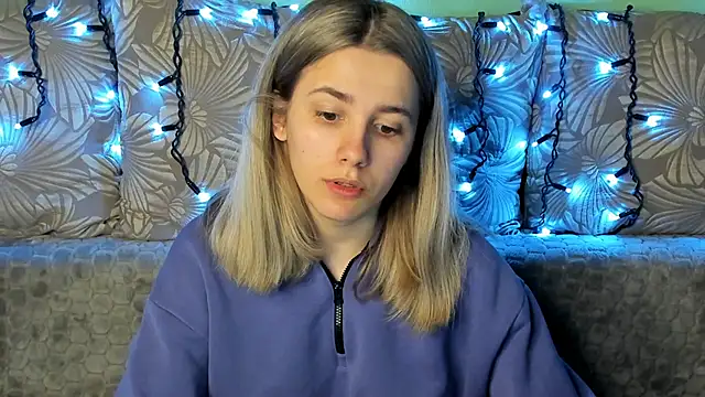 Snapshot of MaggieCake chatting on March 18, 2025, 4:37 am MaggieCake online show from March 18, 2025, 4:37 am