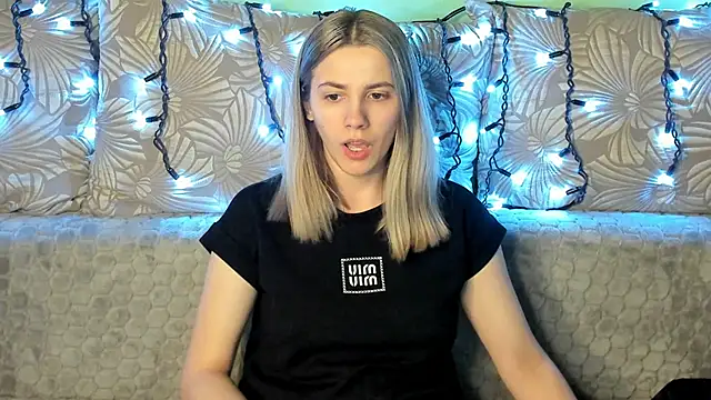 Snapshot of MaggieCake chatting on March 22, 2025, 1:54 am MaggieCake online show from March 22, 2025, 1:54 am