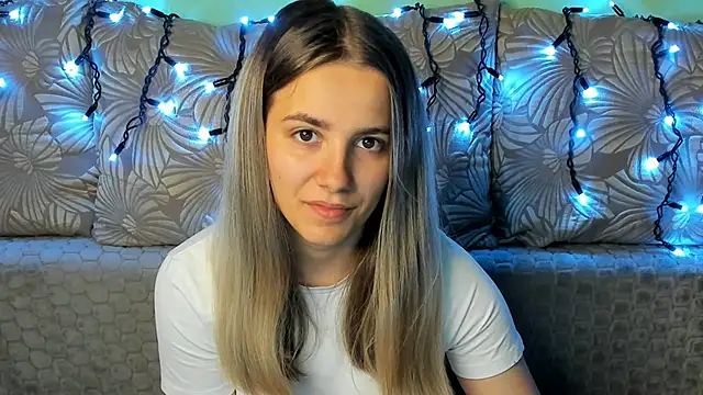 Snapshot of MaggieCake chatting on October 14, 2025, 12:33 am MaggieCake online show from October 14, 2025, 12:33 am