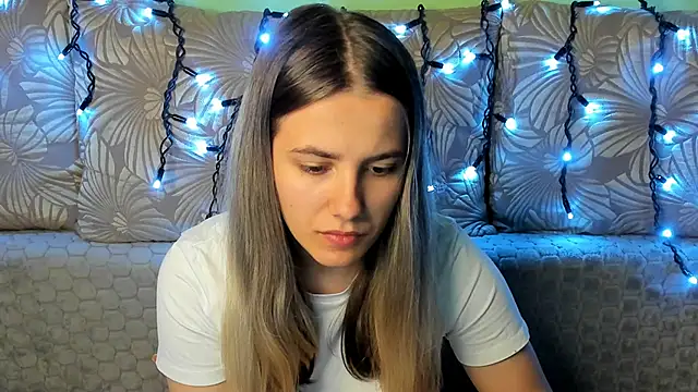 Snapshot of MaggieCake chatting on October 15, 2025, 11:49 pm MaggieCake online show from October 15, 2025, 11:49 pm