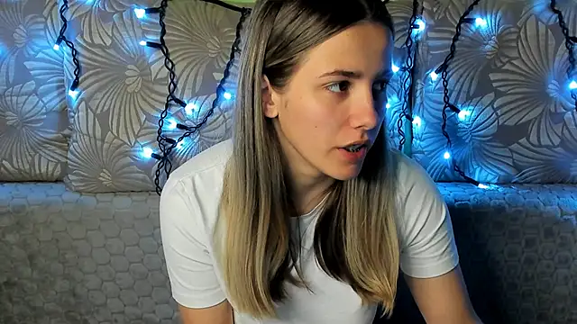 Snapshot of MaggieCake chatting on October 19, 2025, 1:28 am MaggieCake online show from October 19, 2025, 1:28 am