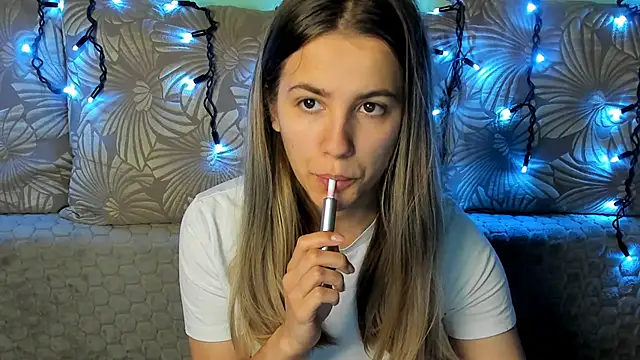 Snapshot of MaggieCake chatting on December 3, 2025, 5:26 am MaggieCake online show from December 3, 2025, 5:26 am