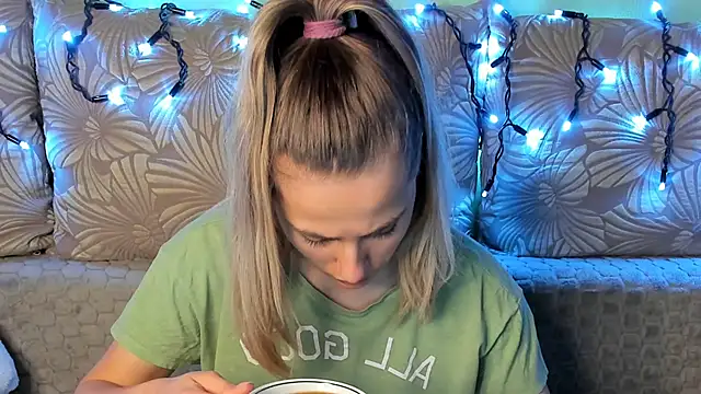 Snapshot of MaggieCake chatting on December 14, 2025, 1:22 am MaggieCake online show from December 14, 2025, 1:22 am