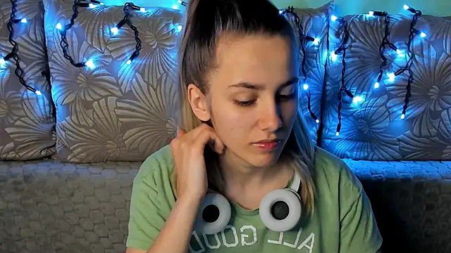 Snapshot of MaggieCake chatting on December 15, 2025, 3:11 am MaggieCake online show from December 15, 2025, 3:11 am