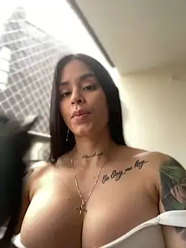 Snapshot of LaraHenao chatting on February 12, 2025, 1:06 pm LaraHenao online show from February 12, 2025, 1:06 pm