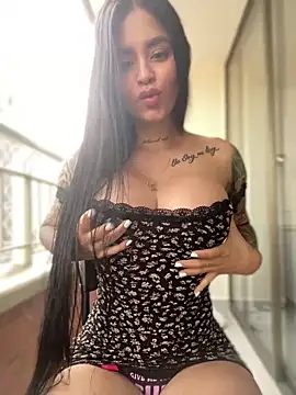 Snapshot of LaraHenao chatting on February 17, 2025, 1:21 pm LaraHenao online show from February 17, 2025, 1:21 pm