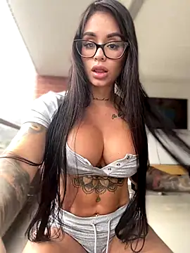 Snapshot of LaraHenao chatting on November 15, 2025, 4:25 pm LaraHenao online show from November 15, 2025, 4:25 pm