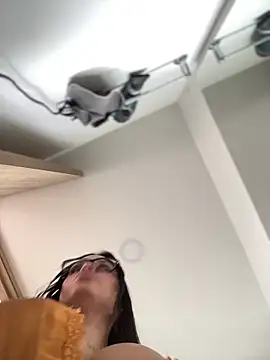 LaraHenao online show from February 16, 2026, 2:46 pm