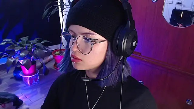 Snapshot of Raventh_ chatting on February 8, 2026, 10:35 pm Raventh online show from February 8, 2026, 10:35 pm