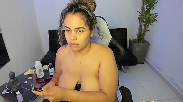 Snapshot of alyssannVhm chatting on January 14, 2025, 3:32 am alyssannVhm online show from January 14, 2025, 3:32 am