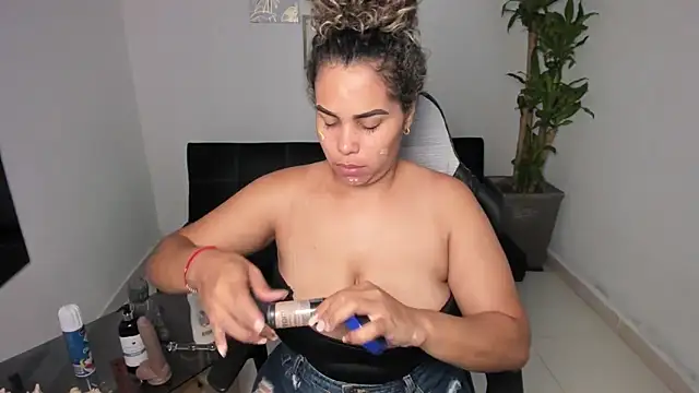 Snapshot of alyssannVhm chatting on February 2, 2025, 7:25 pm alyssannVhm online show from February 2, 2025, 7:25 pm