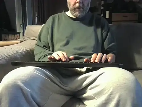 Snapshot of naked_bear chatting on February 3, 2026, 10:31 am naked bear online show from February 3, 2026, 10:31 am
