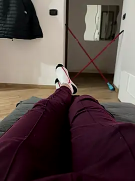 Snapshot of Io1994 chatting on December 13, 2025, 11:32 pm Io1994 online show from December 13, 2025, 11:32 pm