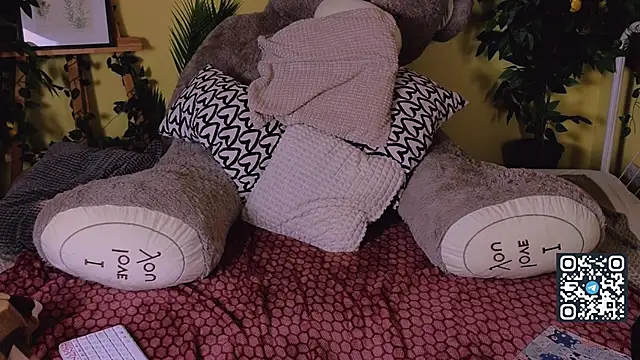 Snapshot of SuchArt_ chatting on December 9, 2024, 3:22 pm SuchArt online show from December 9, 2024, 3:22 pm