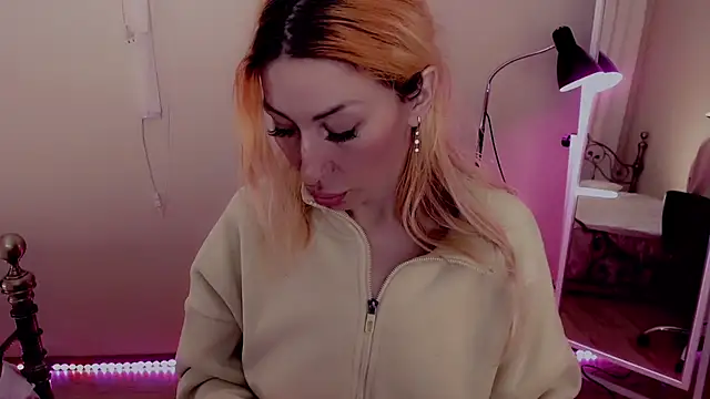 AnnieGOld  online show from February 27, 2025, 10:20 pm