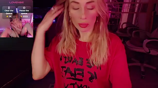 AnnieGOld  online show from October 17, 2025, 11:40 pm