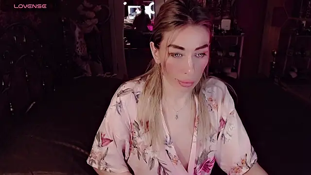 AnnieGOld  online show from April 12, 2026, 7:52 pm