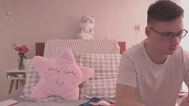 Snapshot of FluffyHat chatting on January 29, 2025, 7:36 am FluffyHat online show from January 29, 2025, 7:36 am