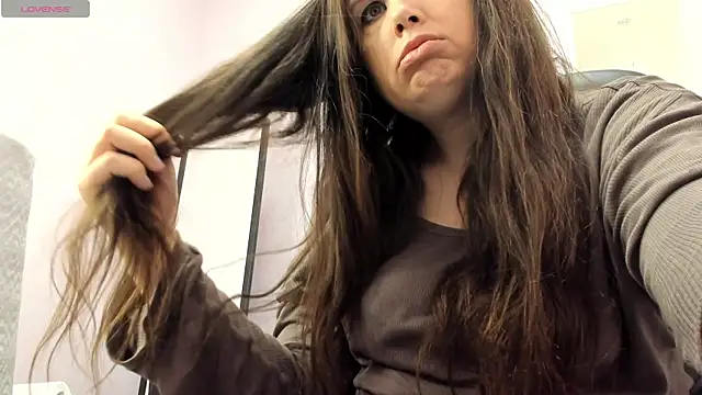 BattyMoll online show from April 7, 2026, 3:45 pm