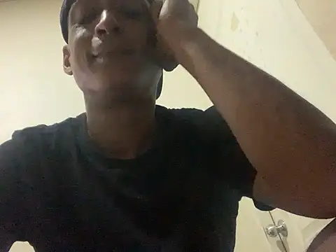 Snapshot of domigoodguy chatting on February 20, 2025, 7:19 pm domigoodguy online show from February 20, 2025, 7:19 pm