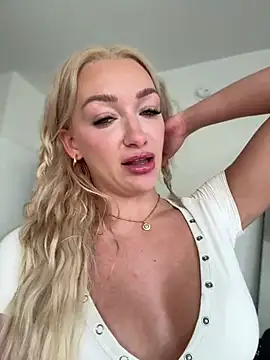 SerenaCloud online show from February 5, 2025, 10:12 pm