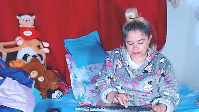 Snapshot of estrellita_fugaz16x chatting on November 10, 2025, 4:00 am estrellita fugaz16x online show from November 10, 2025, 4:00 am