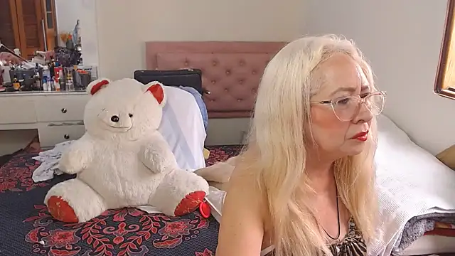 Snapshot of lucy_belle_bm chatting on March 18, 2026, 6:22 pm lucy belle bm online show from March 18, 2026, 6:22 pm