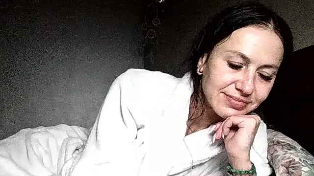 Snapshot of JulianaGold1 chatting on May 19, 2026, 9:21 pm JulianaGold1 online show from May 19, 2026, 9:21 pm