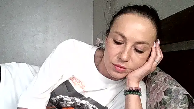 Snapshot of JulianaGold1 chatting on June 12, 2026, 2:05 pm JulianaGold1 online show from June 12, 2026, 2:05 pm