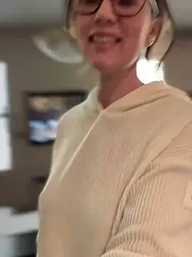 Snapshot of MaiseKnox chatting on December 19, 2024, 6:45 pm MaiseKnox online show from December 19, 2024, 6:45 pm