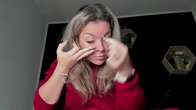 Snapshot of Alesys69 chatting on January 18, 2026, 4:16 am Alesys69 online show from January 18, 2026, 4:16 am