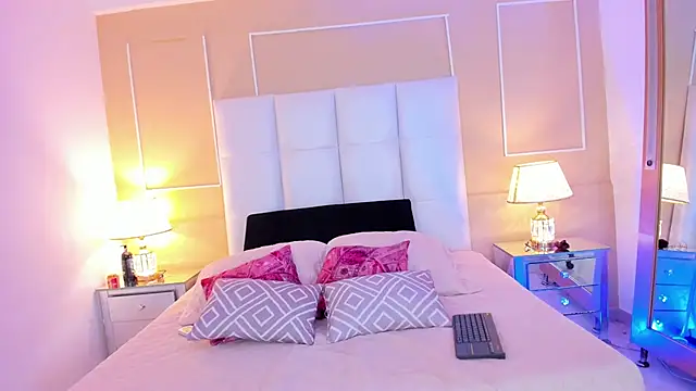 Zoe Evans  online show from October 17, 2025, 12:19 pm