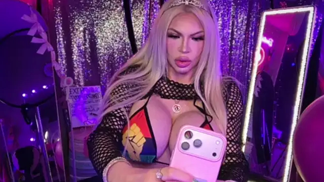 Snapshot of bimbotwerkqueen chatting on June 20, 2026, 1:52 am bimbotwerkqueen online show from June 20, 2026, 1:52 am