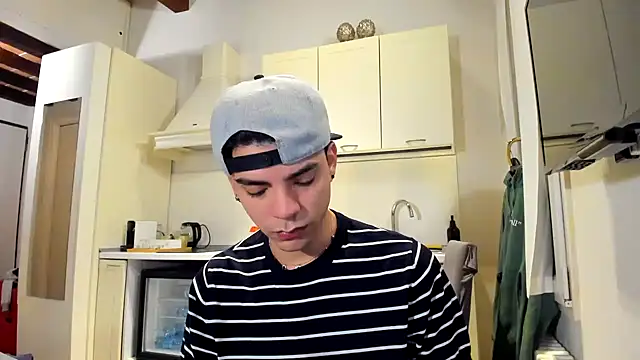 Snapshot of dylancrugerx chatting on December 9, 2024, 8:12 pm dylancrugerx online show from December 9, 2024, 8:12 pm