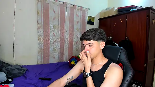 Snapshot of dylancrugerx chatting on January 1, 2025, 9:09 pm dylancrugerx online show from January 1, 2025, 9:09 pm