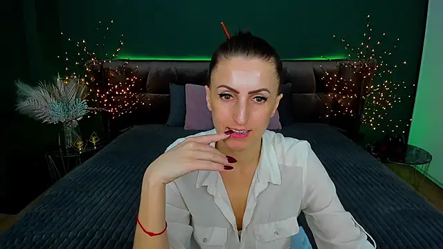 Rebecca Diamond online show from February 17, 2025, 3:42 pm