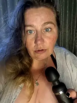 Snapshot of Iceprincess2bad4u chatting on January 2, 2025, 4:46 pm Iceprincess2bad4u online show from January 2, 2025, 4:46 pm