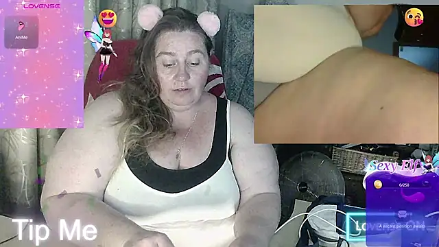 Snapshot of Iceprincess2bad4u chatting on January 31, 2025, 5:32 pm Iceprincess2bad4u online show from January 31, 2025, 5:32 pm