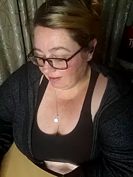 Snapshot of Iceprincess2bad4u chatting on October 19, 2025, 5:46 pm Iceprincess2bad4u online show from October 19, 2025, 5:46 pm