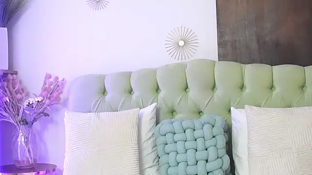 Britney Lynn online show from December 5, 2025, 4:54 am