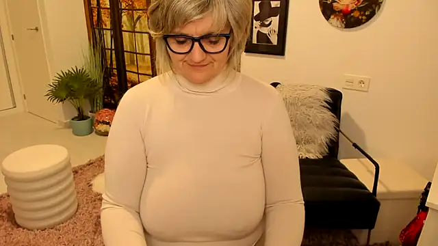 Milf-Ella online show from March 3, 2025, 6:44 pm