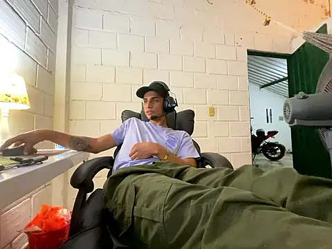 Max TheHorseDick online show from November 2, 2025, 1:08 am