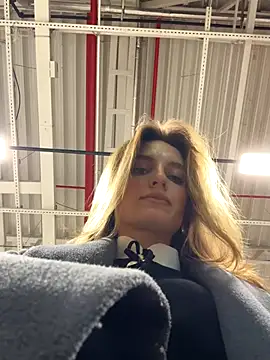 -AngelAri- online show from October 18, 2025, 9:04 pm