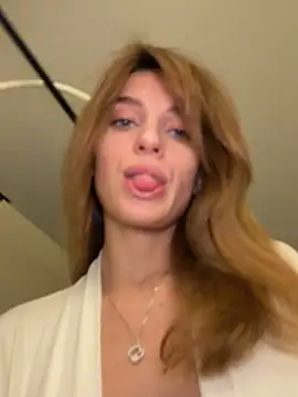 -AngelAri- online show from April 15, 2026, 6:04 pm