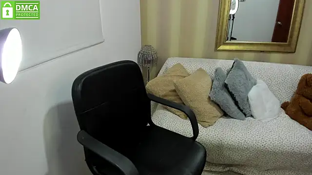 Snapshot of NicolettColin chatting on September 30, 2025, 6:24 pm NicolettColin online show from September 30, 2025, 6:24 pm